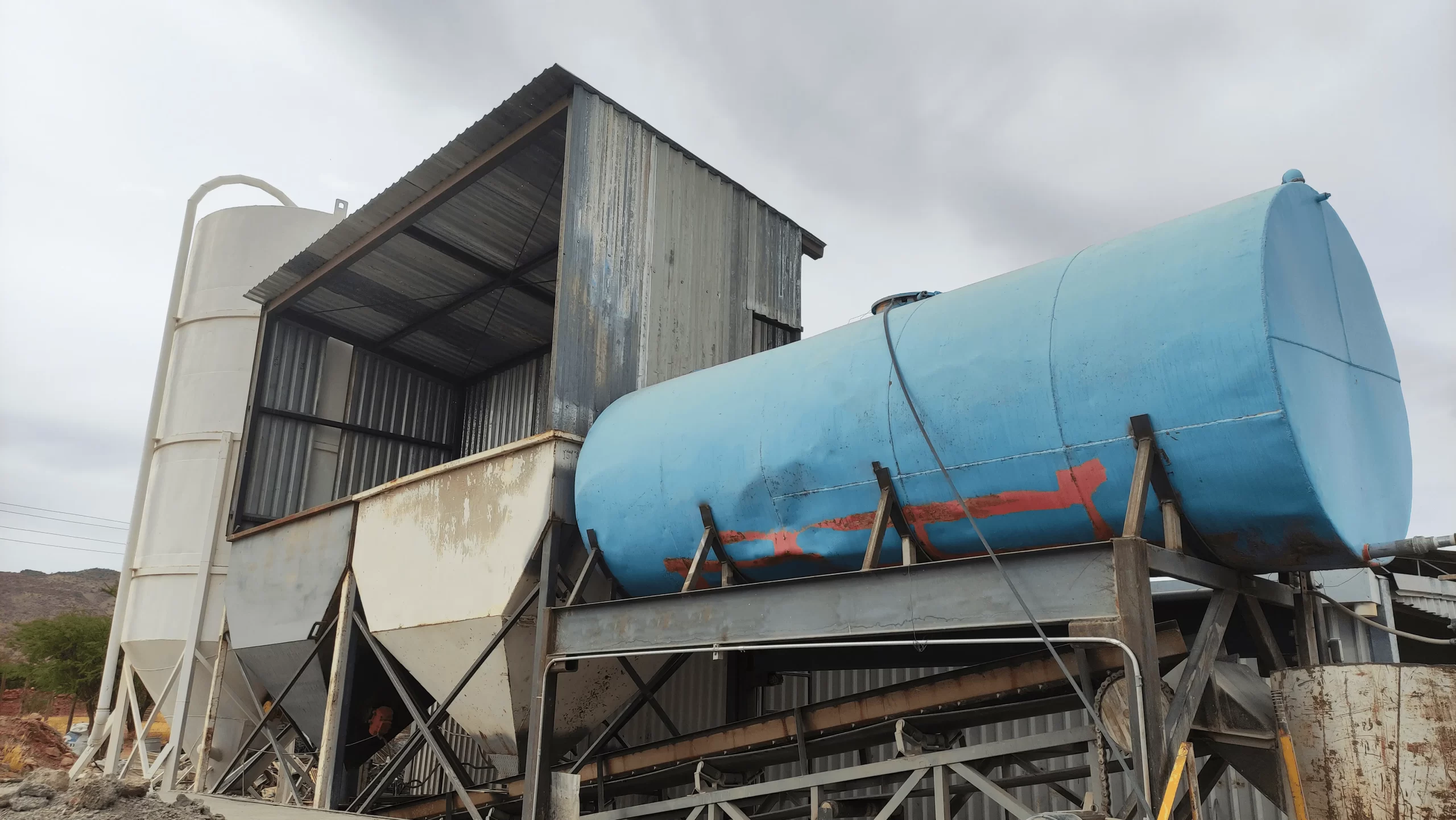 Área de mezclado de concreto en GP Prefabricados, donde se combinan arena, grava, cemento y agua para la fabricación de postes de concreto reforzado.