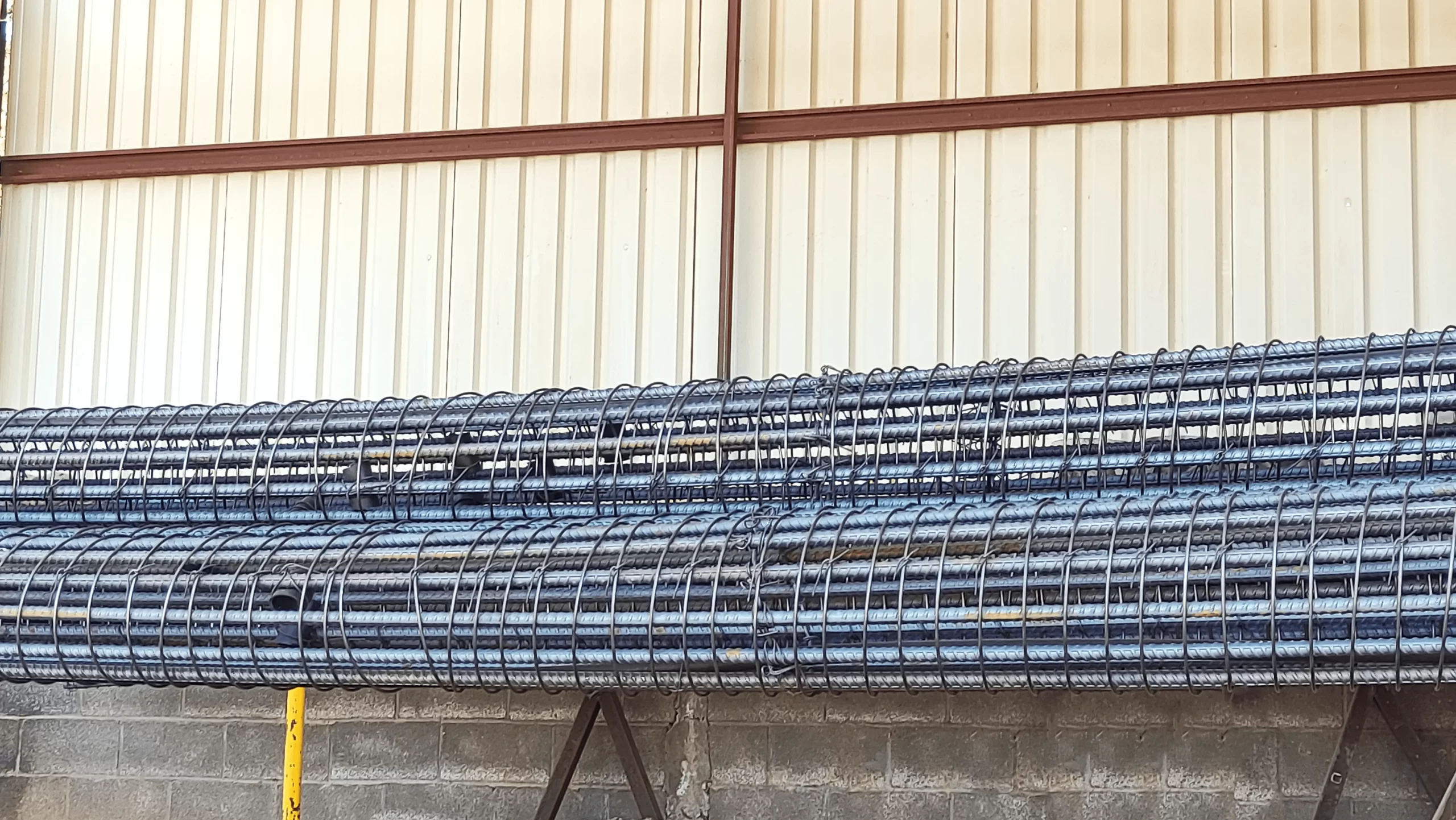 Armado de varillas de acero conformando la estructura interna cilíndrica de un poste de concreto en GP Prefabricados.