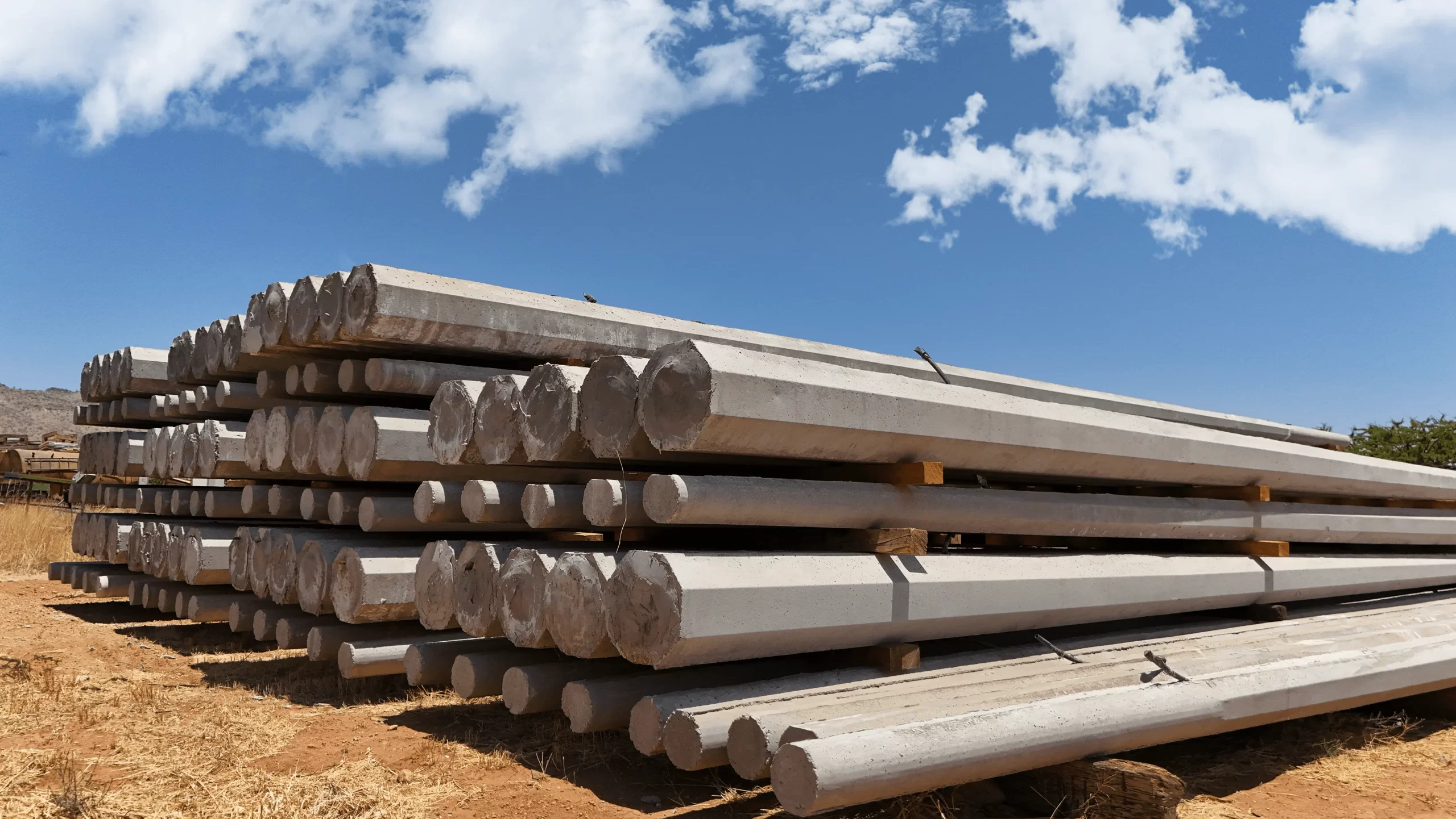 Postes de concreto reforzado, fabricados por GP Prefabricados, disponibles de 7 a 13 metros, diseñados conforme a las especificaciones técnicas de la CFE para redes eléctricas aéreas.