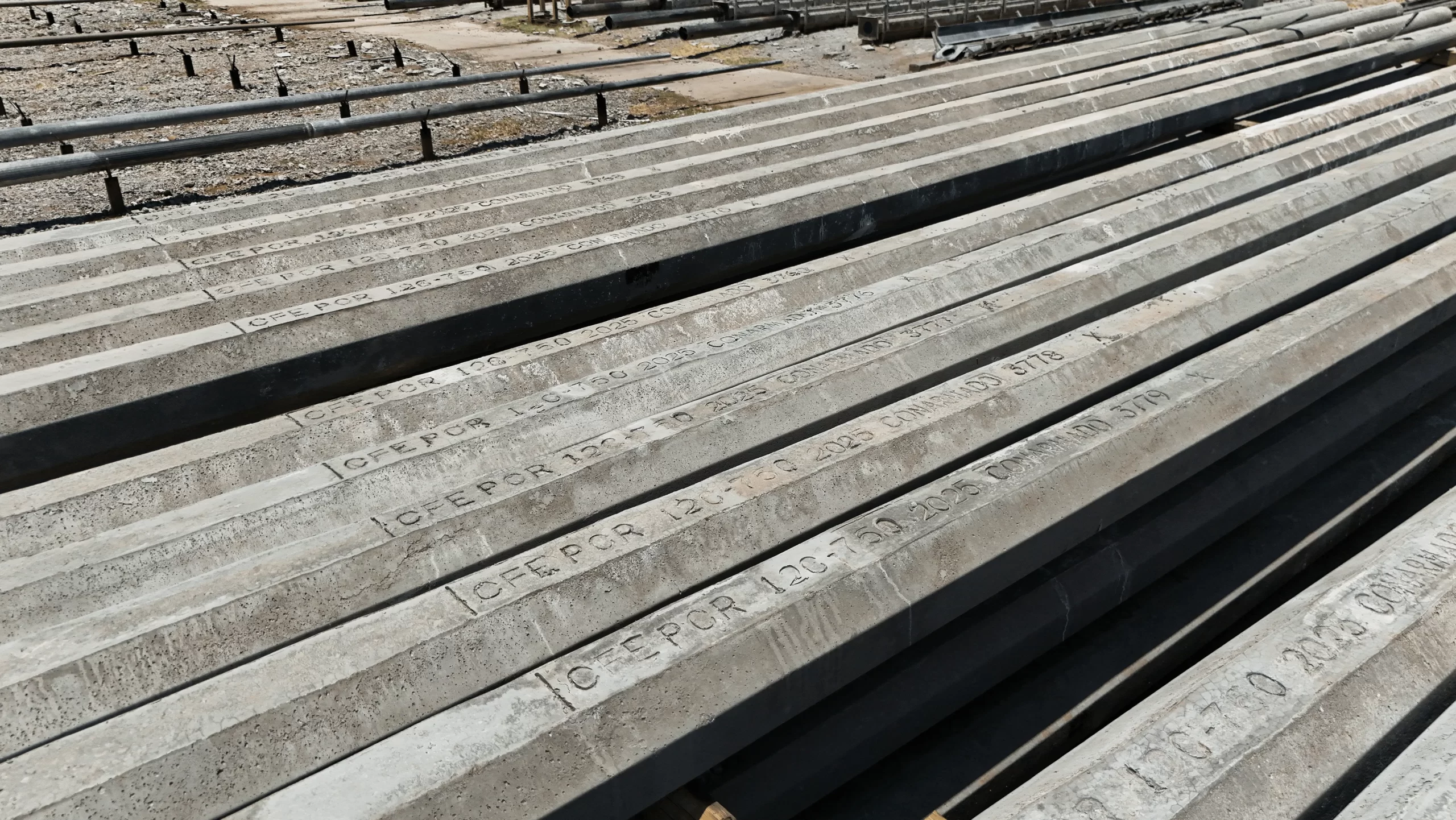 Acercamiento a la nomenclatura CFE marcada en postes de concreto prefabricados, terminados en la planta de GP Prefabricados en Chihuahua.