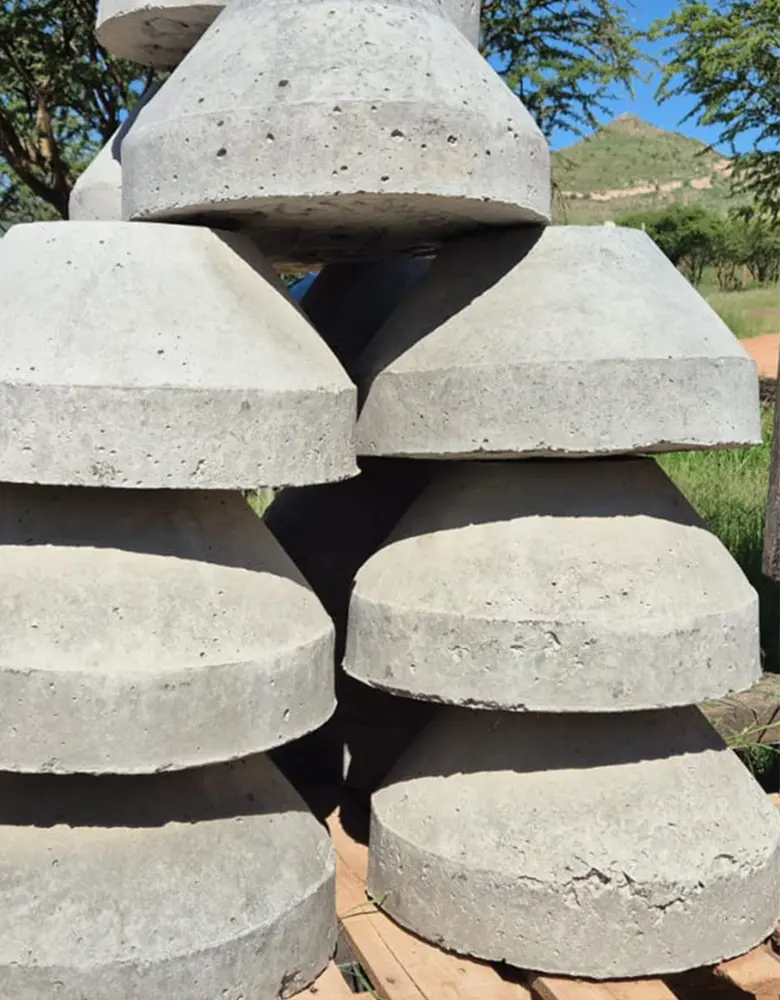Anclas cónicas de concreto reforzado fabricadas por GP Prefabricados en Chihuahua, diseñadas para estabilizar y anclar estructuras eléctricas aéreas.