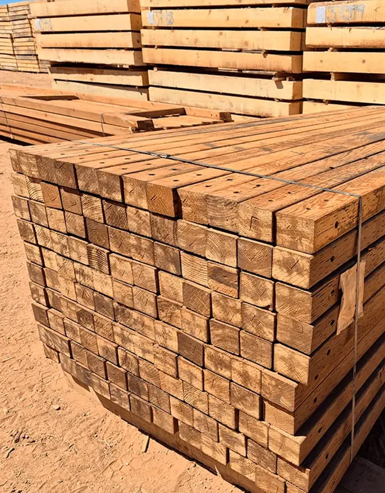 Crucetas de madera sólida y laminada, fabricadas para soportar líneas eléctricas y estructuras de telecomunicación, disponibles en GP Prefabricados.